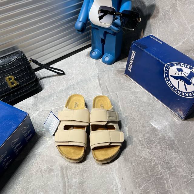 出厂 Birkenstock 双扣 凉鞋勃肯拖鞋出了名的好穿当然舒适度就更不用说了，这个品牌的主打。软木脚床，人体工程学设计，对你的脚底部全完支撑。作为日常鞋履