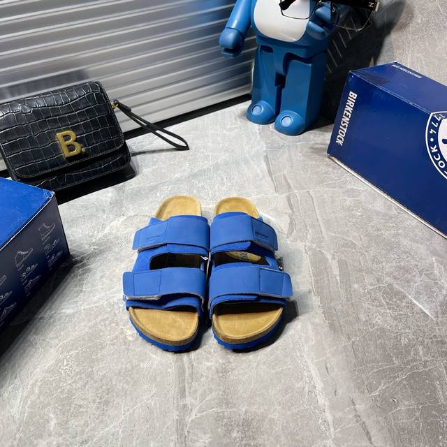 出厂 Birkenstock 双扣 凉鞋勃肯拖鞋出了名的好穿当然舒适度就更不用说了，这个品牌的主打。软木脚床，人体工程学设计，对你的脚底部全完支撑。作为日常鞋履