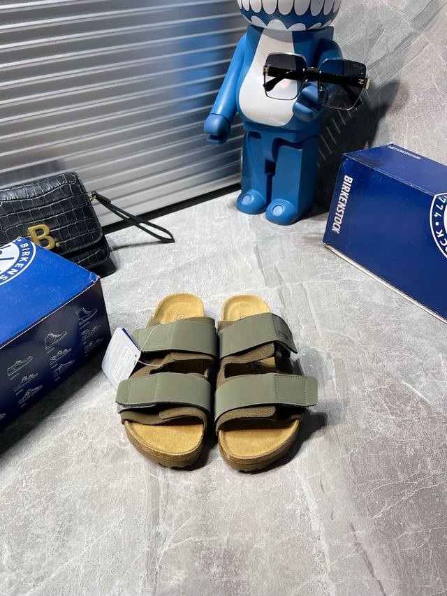 出厂 Birkenstock 双扣 凉鞋勃肯拖鞋出了名的好穿当然舒适度就更不用说了，这个品牌的主打。软木脚床，人体工程学设计，对你的脚底部全完支撑。作为日常鞋履