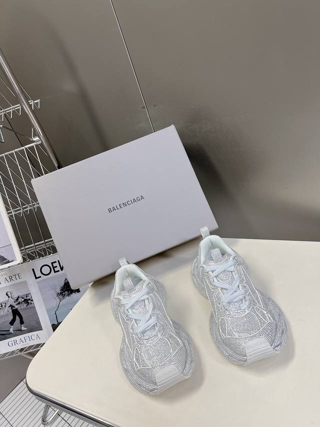 Balenciaga巴黎世家手工烫钻3Xl系列 复古休闲运动鞋 系列推出探索时尚界对于原创与挪用的概念、以全新系列致敬传承与经典，以标志性balenciaga廓