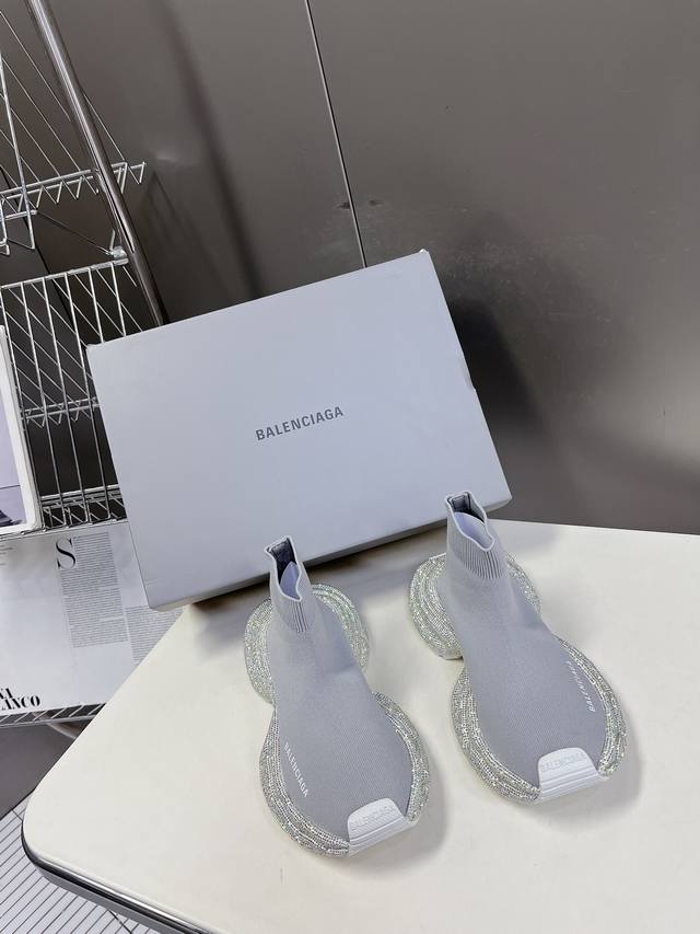 男装10 Balenciaga巴黎世家手工烫钻3Xl袜子鞋系列 复古休闲运动鞋 系列推出探索时尚界对于原创与挪用的概念、以全新系列致敬传承与经典，以标志性bal