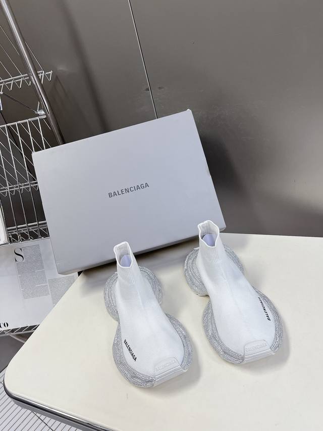 男装10 Balenciaga巴黎世家手工烫钻3Xl袜子鞋系列 复古休闲运动鞋 系列推出探索时尚界对于原创与挪用的概念、以全新系列致敬传承与经典，以标志性bal