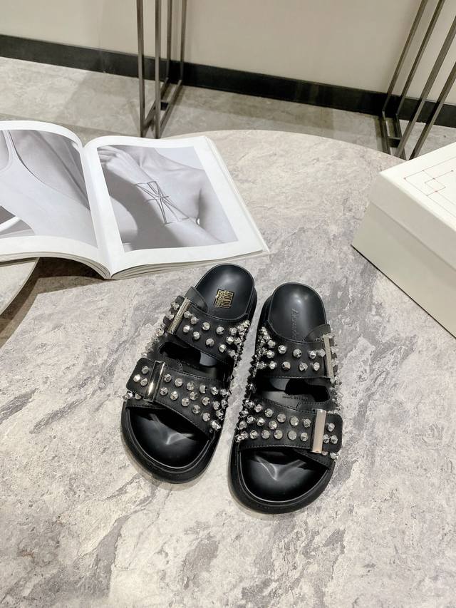 麦昆alexander Mcqueen 2023款铆钉款拖鞋，凉拖 原版复刻定制，麦昆两带拖鞋搭配金属扣刻mcq标志，约5Cm 轻松穿出大长腿，舒适，百搭，夏天