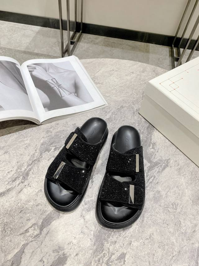 麦昆alexander Mcqueen 2023款烫钻款拖鞋，凉拖 原版复刻定制，麦昆两带拖鞋搭配金属扣刻mcq标志，约5Cm 轻松穿出大长腿，舒适，百搭，夏天