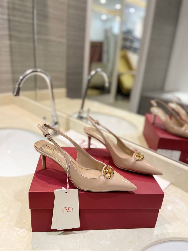 Valentino 2024新款 最新logovlogo Signature淡金色配饰饰扣 与性感尖头完美结合简直是夏天时髦巅峰原版复刻vlogo漆皮后系带微跟