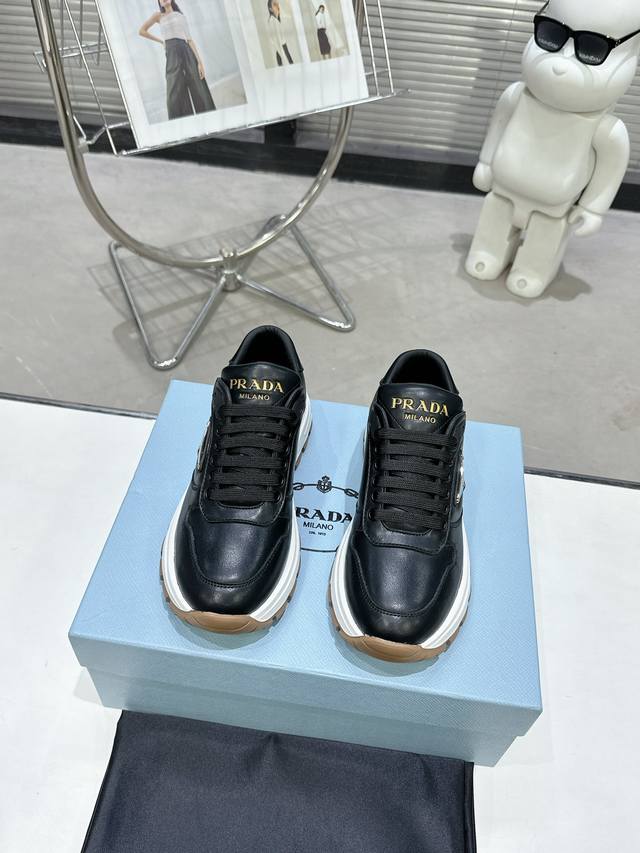 出 Prada 普拉达新品，实力来袭！众多网红同款，时髦百搭nice单品，意大利专柜代购原版鞋开发，1比1照足原味复刻。今年的主题就是不被定义 通过简单简洁体现