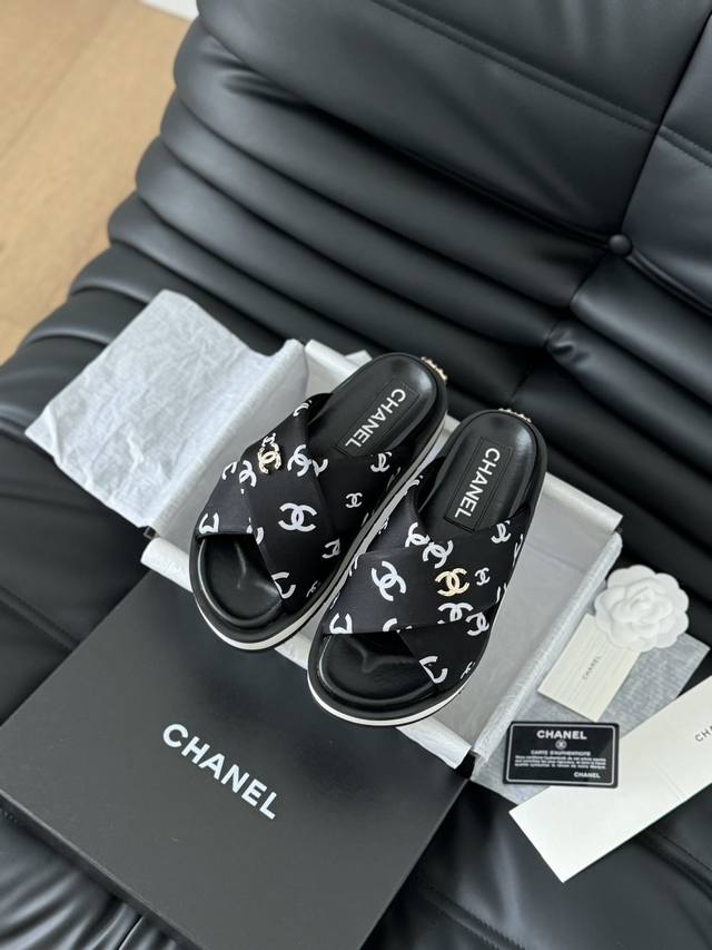 Chanel 爆款交叉拖鞋 跑量价 鞋面丝绸布，内里羊皮，原版发泡大底！ Size：35-39 其他码数定做