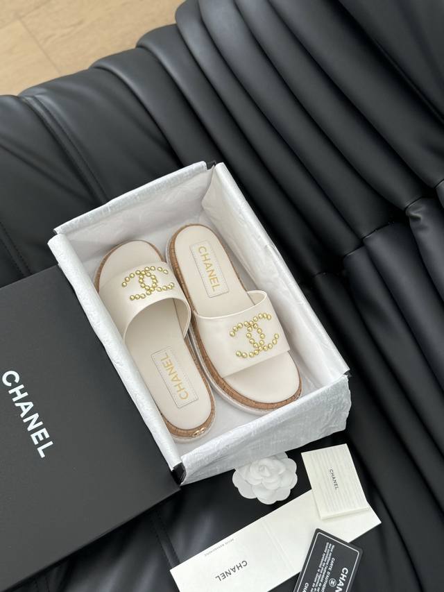 P布 皮 Chanel 24C春夏新品双c拖鞋 拖鞋的狂热爱好者又来了 可以承包你一整个夏天的时髦 经典菱格双c元素设计 浓浓的中古典雅气息 搭配任何风格都很赞