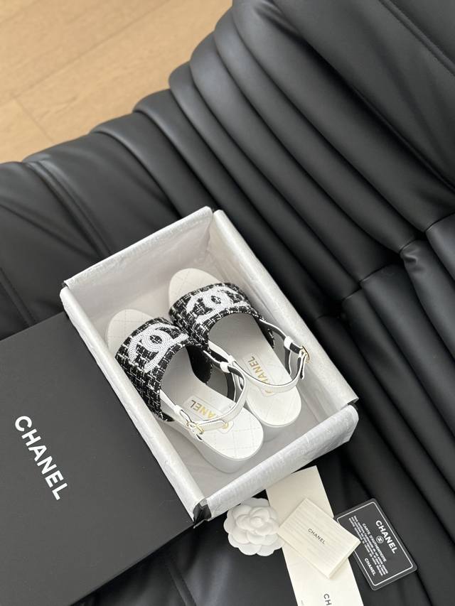 P拖鞋 凉鞋 Chanel 24P新品木纹厚底凉鞋拖鞋系列！ 特殊的材料赋予它独特的新鲜感 真的火到哪哪都断货 一鞋难求啊 上脚不仅显腿细 而且显腿长 鞋面采用