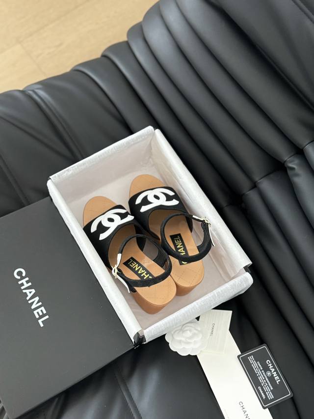 P拖鞋 凉鞋 Chanel 24P新品木纹厚底凉鞋拖鞋系列！ 特殊的材料赋予它独特的新鲜感 真的火到哪哪都断货 一鞋难求啊 上脚不仅显腿细 而且显腿长 鞋面采用