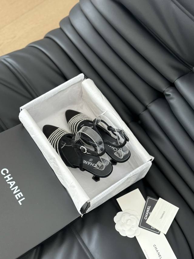 P Chanel 24P新款网纱水钻凉鞋 小香粉必备单品 上脚气质立刻提升几个档次 鞋面经典链条点缀小双c钻扣恰到好处 又不会过分高调 鞋面网纱烫钻工艺 羊皮内