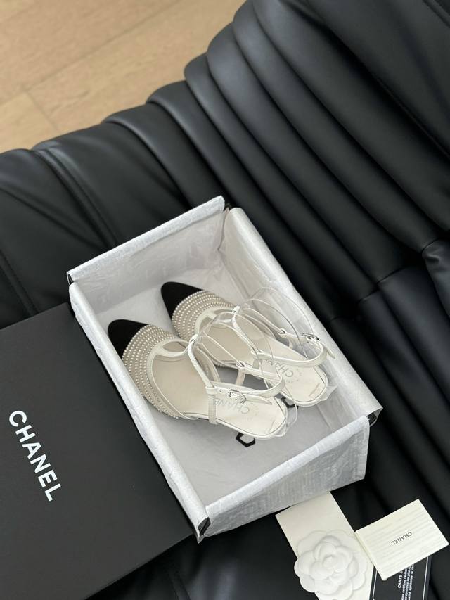 P Chanel 24P新款网纱水钻凉鞋 小香粉必备单品 上脚气质立刻提升几个档次 鞋面经典链条点缀小双c钻扣恰到好处 又不会过分高调 鞋面网纱烫钻工艺 羊皮内