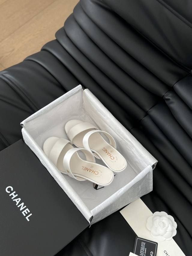 P不烫钻跟 烫钻跟 Chanel 24P新款交叉拖鞋系列 上脚很舒服 适合日常通勤 鞋面采用绵羊皮 非常柔软 鞋面牛皮 丝绸 内里羊皮 原版大底 跟高5.5 S