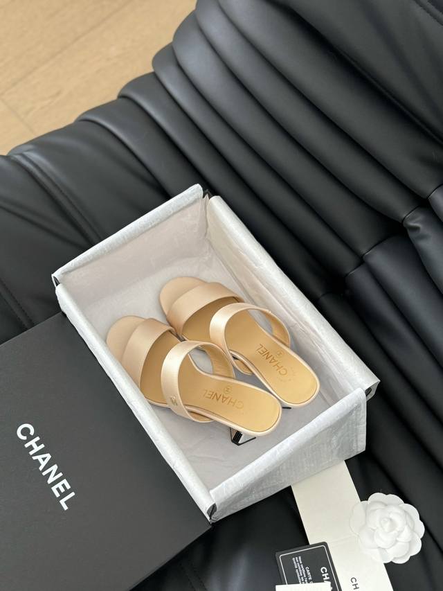 P不烫钻跟 烫钻跟 Chanel 24P新款交叉拖鞋系列 上脚很舒服 适合日常通勤 鞋面采用绵羊皮 非常柔软 鞋面牛皮 丝绸 内里羊皮 原版大底 跟高5.5 S