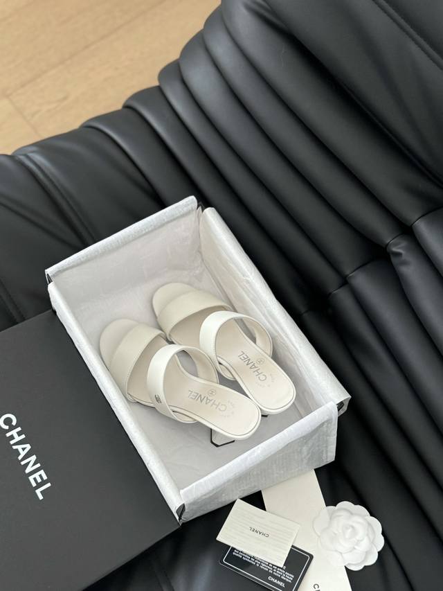 P不烫钻跟 烫钻跟 Chanel 24P新款交叉拖鞋系列 上脚很舒服 适合日常通勤 鞋面采用绵羊皮 非常柔软 鞋面牛皮 丝绸 内里羊皮 原版大底 跟高5.5 S