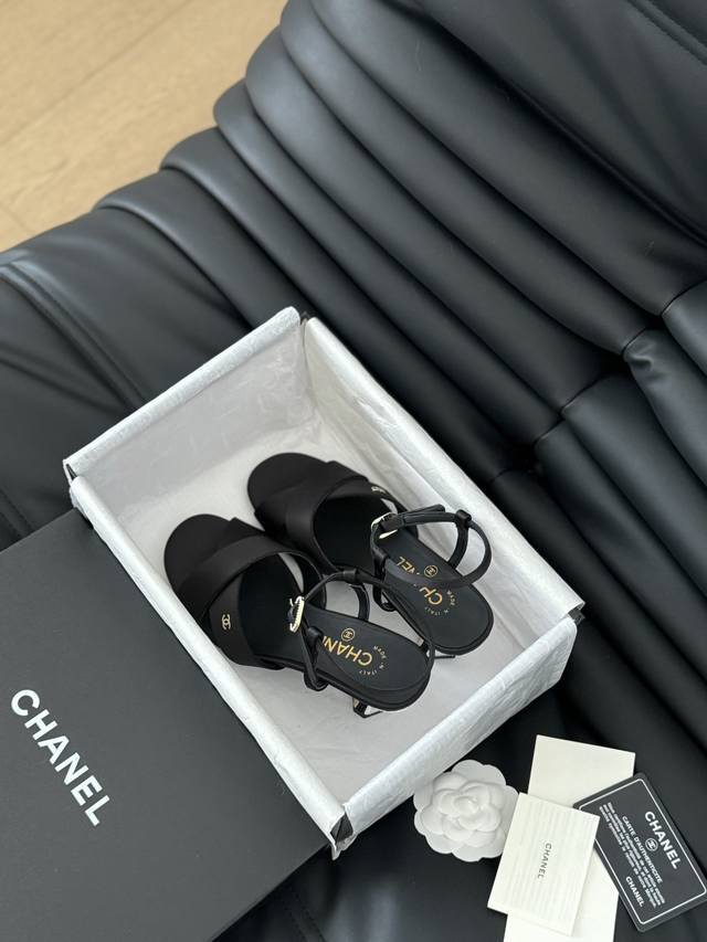 P不烫钻跟 烫钻跟 Chanel 24P新款交叉拖鞋系列 上脚很舒服 适合日常通勤 鞋面采用绵羊皮 非常柔软 鞋面牛皮 丝绸 内里羊皮 原版大底 跟高5.5 S