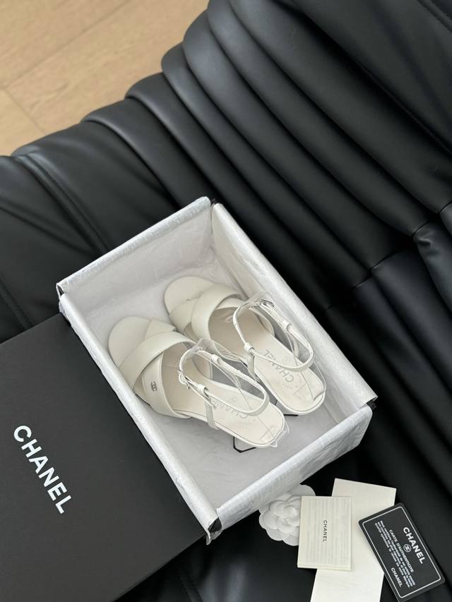 P不烫钻跟 烫钻跟 Chanel 24P新款交叉拖鞋系列 上脚很舒服 适合日常通勤 鞋面采用绵羊皮 非常柔软 鞋面牛皮 丝绸 内里羊皮 原版大底 跟高5.5 S