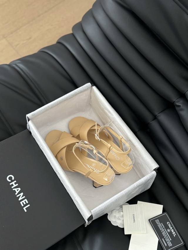 P不烫钻跟 烫钻跟 Chanel 24P新款交叉拖鞋系列 上脚很舒服 适合日常通勤 鞋面采用绵羊皮 非常柔软 鞋面牛皮 丝绸 内里羊皮 原版大底 跟高5.5 S