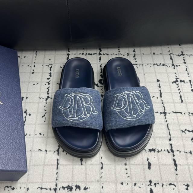 Size:男款39-44 38 45订做不退不换 Dior Aqua这款是迪奥二零二四秋季男装系列新品，优雅的设计彰显休闲风范。全新设计，鞋面采用蓝色绗缝效果牛