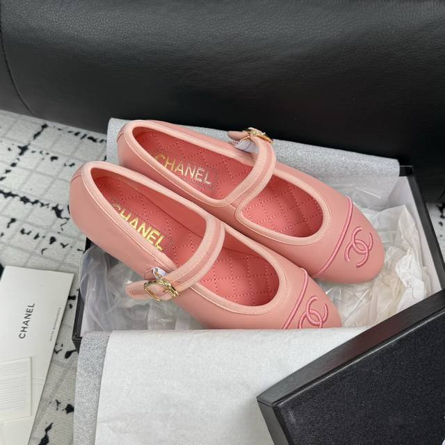 Size: 35-40 41定做不退不换 Chan*L 小香c家 2024Ss 早春走秀款平底单鞋 舒适玛丽珍鞋 超级公主的一双小鞋子 搭配袜子更加出彩 专柜真