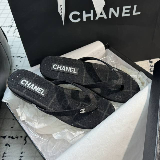 Size: 35-39 40 41订做不退不换 Chanel 香奈儿24S人字拖 自留款，进口植物纤维 真皮底，镶钻logo点缀，上脚美到爆，简简单单，夏天必须