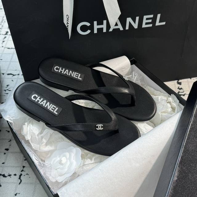 Size: 35-39 40 41订做不退不换 Chanel 香奈儿24S人字拖 自留款，进口植物纤维 真皮底，镶钻logo点缀，上脚美到爆，简简单单，夏天必须