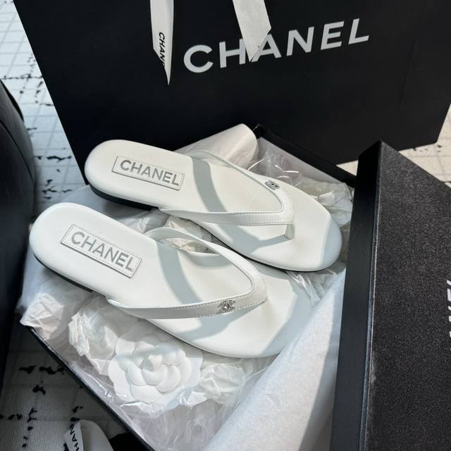 Size: 35-39 40 41订做不退不换 Chanel 香奈儿24S人字拖 自留款，进口植物纤维 真皮底，镶钻logo点缀，上脚美到爆，简简单单，夏天必须