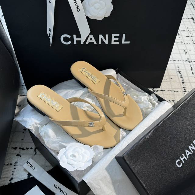 Size: 35-39 40 41订做不退不换 Chanel 香奈儿24S人字拖 自留款，进口植物纤维 真皮底，镶钻logo点缀，上脚美到爆，简简单单，夏天必须