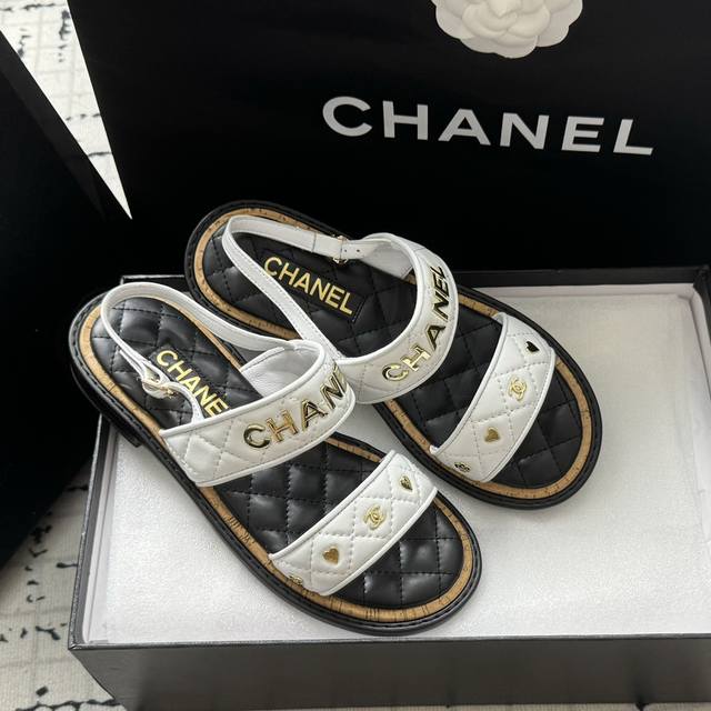 Size:35-39 40 41订做不退换 Chanel 扣件拖鞋 凉鞋 真的这么blingbling的拖鞋镀金扣件经典与艺术感兼具，日常出街造型随你凹。非常有