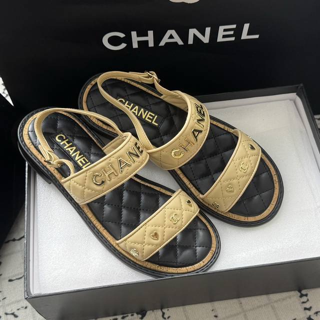 Size:35-39 40 41订做不退换 Chanel 扣件拖鞋 凉鞋 真的这么blingbling的拖鞋镀金扣件经典与艺术感兼具，日常出街造型随你凹。非常有