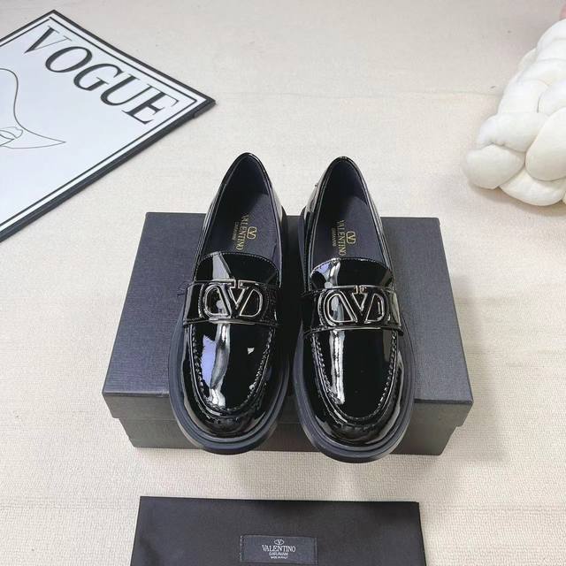 Valentino 华伦天奴 24Ss 春夏新品v扣乐福鞋单鞋马皮鞋！ Valentino Garavani 的经典“Roman Stud”系列以全新的诠释方式