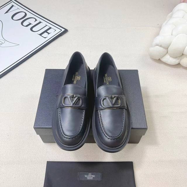 Valentino 华伦天奴 24Ss 春夏新品v扣乐福鞋单鞋马皮鞋！ Valentino Garavani 的经典“Roman Stud”系列以全新的诠释方式