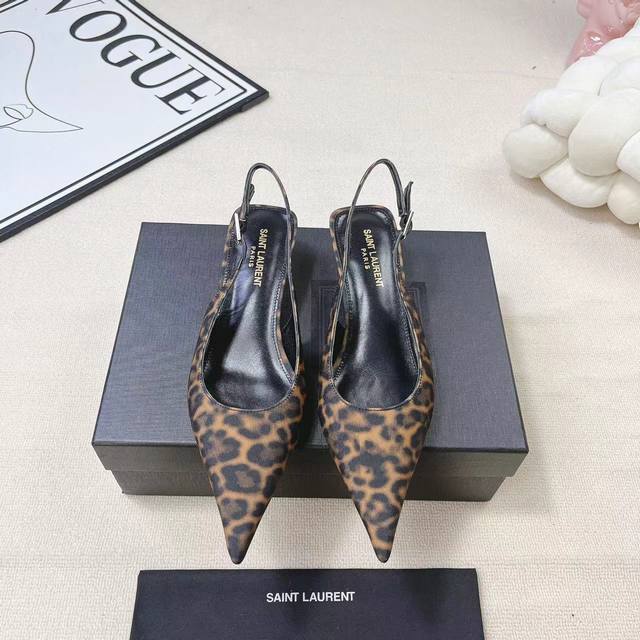 Saint Laurent巴黎秀场同步更新 豹纹小猫跟真的太好看啦 Saint Laurent 圣罗兰后空单鞋 木纹鞋跟真的充分突显利落极简 鞋面：定制绸缎豹纹