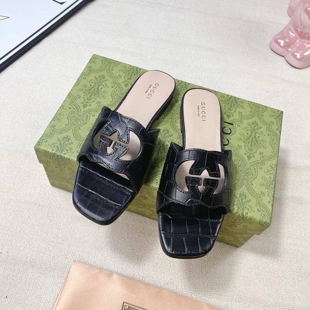 Gucci 24Ss 春夏新款互扣式双g镂空细节拖鞋 上脚非常完美穿搭上配此鞋，优雅大方，晶莹剔透，无论种各配件材质，整系个列都充了满令兴人奋意和外的元结素合，