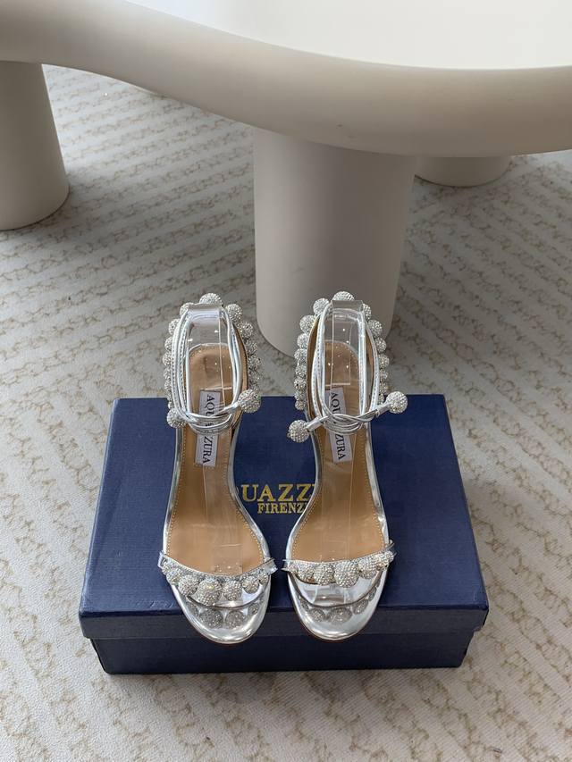 Aquazzura 24Ss 惊艳火爆款、菠萝 王室贵族的钟爱雍容华贵、气质高雅、到手如图柜级品质 璀璨别致水钻饰扣、小羊皮内里、意大利真a级真皮大底 跟高：平