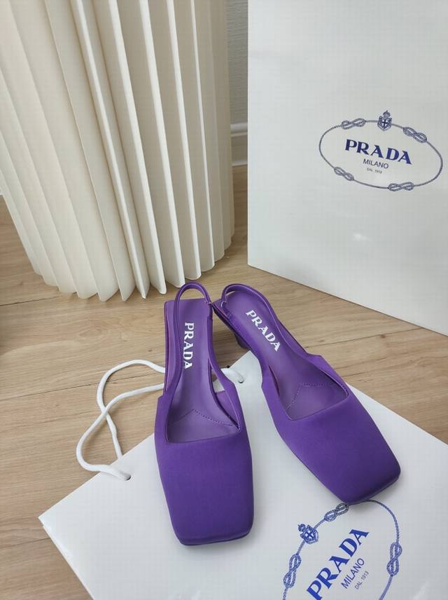 Prada 最新走秀款缎面方头三角跟高跟鞋 法式复古的优雅知性风格 穿上会被惊艳到走不动道！！ 魅力和线条拉满 绿色和橙色明亮又充满活力 真丝丝绸的质感每个女人