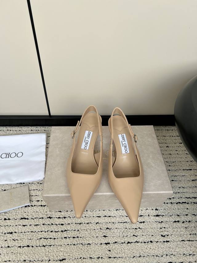 Jimmy Choo 新款漆皮高跟凉鞋系列上新 好看又舒服，日常正式场合都百搭，并以一字带和可调节开合的标志性设计彰显时髦个性 鞋面：原版特定牛漆皮 内里：原版