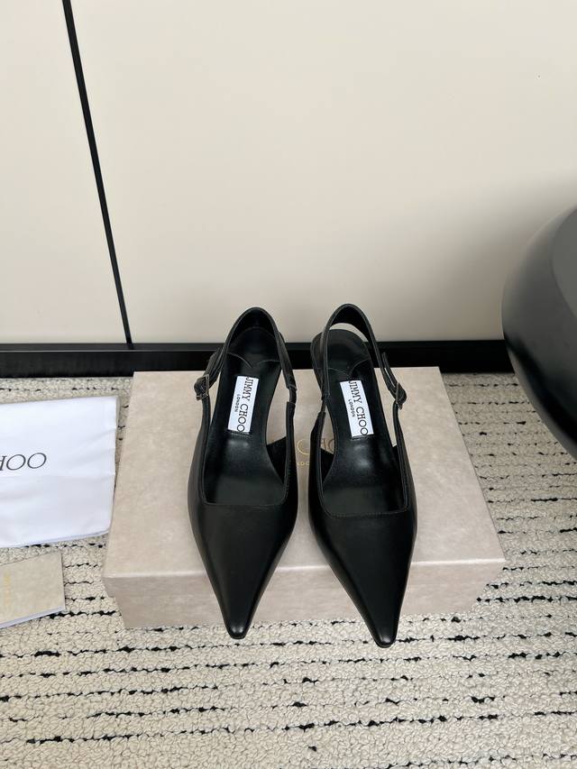 Jimmy Choo 新款漆皮高跟凉鞋系列上新 好看又舒服，日常正式场合都百搭，并以一字带和可调节开合的标志性设计彰显时髦个性 鞋面：原版特定牛漆皮 内里：原版