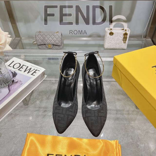 Fendi Filo 系列高跟鞋 高版本 出厂价： Fendi Filo高跟鞋 ，采用锥形鞋头和金属踝带设计 ，鞋跟饰有金属selleria缝线及金属饰钉 互相