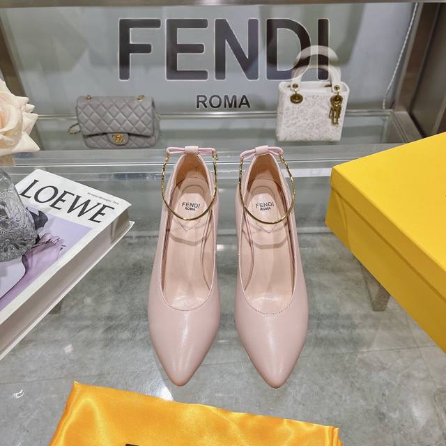 Fendi Filo 系列高跟鞋 高版本 出厂价： Fendi Filo高跟鞋 ，采用锥形鞋头和金属踝带设计 ，鞋跟饰有金属selleria缝线及金属饰钉 互相