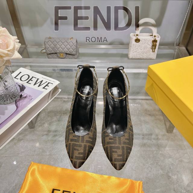 Fendi Filo 系列高跟鞋 高版本 出厂价： Fendi Filo高跟鞋 ，采用锥形鞋头和金属踝带设计 ，鞋跟饰有金属selleria缝线及金属饰钉 互相