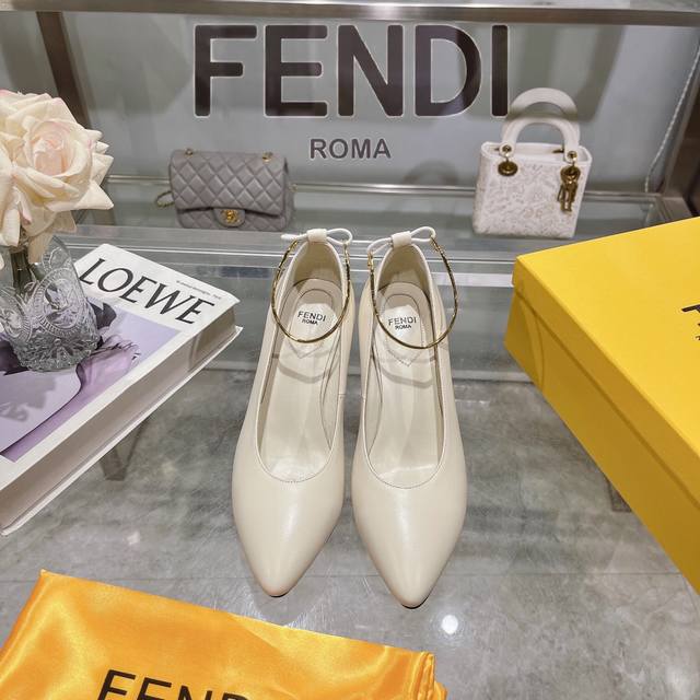 Fendi Filo 系列高跟鞋 高版本 出厂价： Fendi Filo高跟鞋 ，采用锥形鞋头和金属踝带设计 ，鞋跟饰有金属selleria缝线及金属饰钉 互相