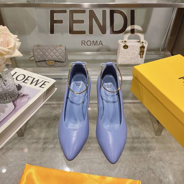 Fendi Filo 系列高跟鞋 高版本 出厂价： Fendi Filo高跟鞋 ，采用锥形鞋头和金属踝带设计 ，鞋跟饰有金属selleria缝线及金属饰钉 互相