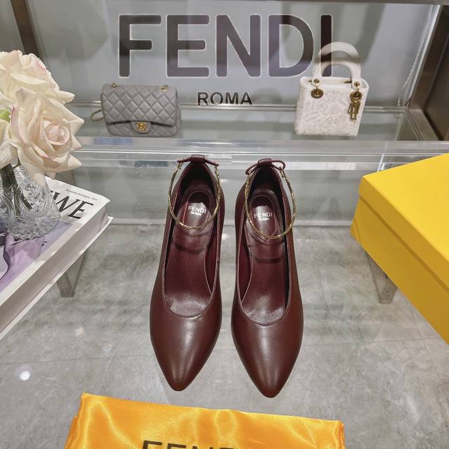 Fendi Filo 系列高跟鞋 高版本 出厂价： Fendi Filo高跟鞋 ，采用锥形鞋头和金属踝带设计 ，鞋跟饰有金属selleria缝线及金属饰钉 互相