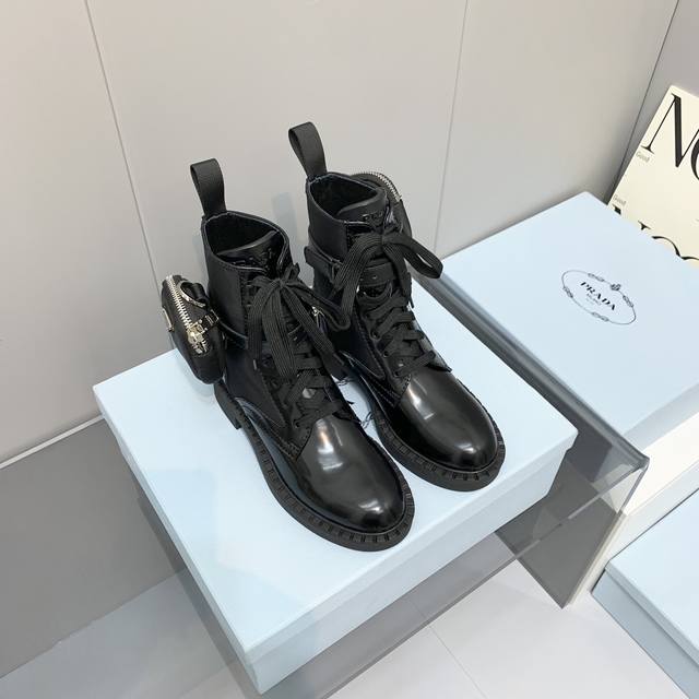 Prada 2024新款 三角标搭扣短靴 这季最最最新款～ 有点像骑士靴 又感觉像马靴黑色小牛皮拼接尼龙袜筒 超酷～ 进口开边珠牛皮鞋面，拼接防水精织棉 原版三