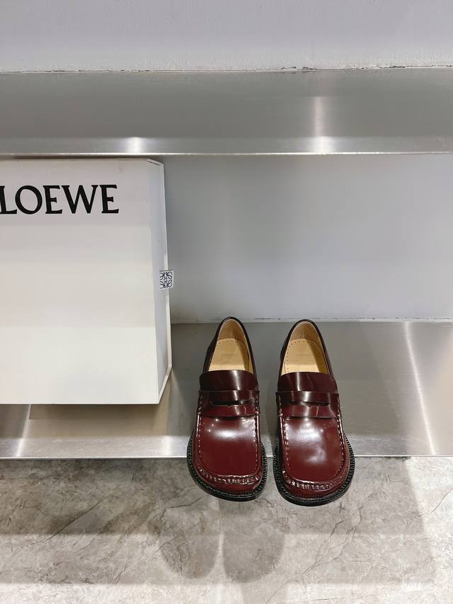 Loewe 2024春夏罗意威loewe Campo苹果头玛丽珍单鞋loewe全新campo玛丽珍鞋来自 2024早春秀场延续品牌设计师jonathan And