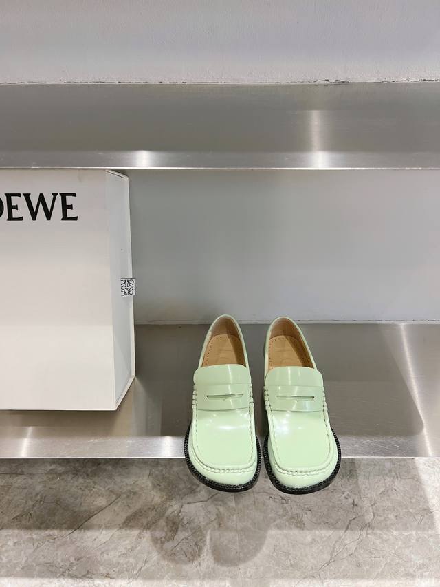 Loewe 2024春夏罗意威loewe Campo苹果头玛丽珍单鞋loewe全新campo玛丽珍鞋来自 2024早春秀场延续品牌设计师jonathan And