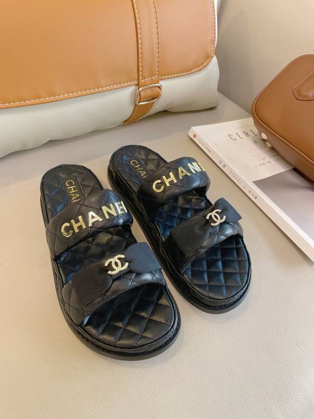 Chanel 小香 增高神器 平底诱惑 亲爱的小仙女们，是时候给自己添一双既舒适又时尚的新款拖鞋了！这款微厚底3Cm小香拖鞋，是你不容错过的百搭神器！ 无论是搭