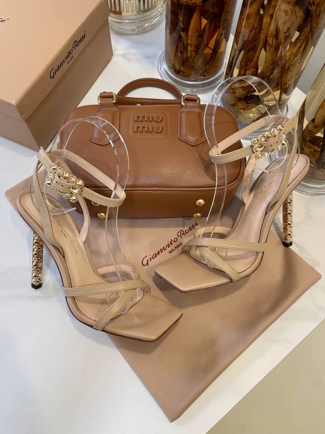 Gr Gianvito Rossi 高跟鞋，意大利米兰秀场奢侈品牌 Gr匠心工艺，秉承意大利工艺，设计理念：女人味、摩登范儿、优雅调子风格独异，鲜艳的颜色和讲究