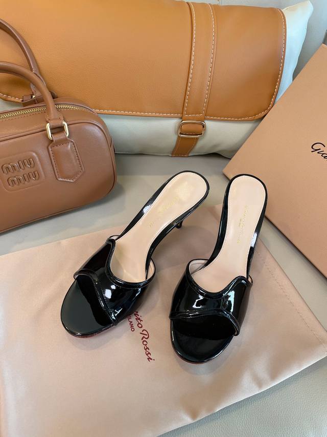 Gr Gianvito Rossi 高跟鞋，意大利米兰秀场奢侈品牌 Gr匠心工艺，秉承意大利工艺，设计理念：女人味、摩登范儿、优雅调子风格独异，鲜艳的颜色和讲究